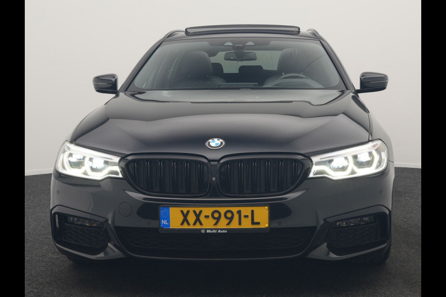 BMW 5 Serie Touring 520i M Sport 184pk Dealer O.H. | Panodak | Head Up | 360 Camera | Lederen Comfortzetels Memory & Verwarmd | Sfeerverlichting | Blis | Apple Carplay | Stuur Verwarmd | Adaptive LED | Navigatie | DAB | 19"L.M |