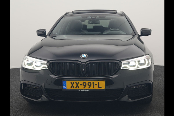 BMW 5 Serie Touring 520i M Sport 184pk Dealer O.H. | Panodak | Head Up | 360 Camera | Lederen Comfortzetels Memory & Verwarmd | Sfeerverlichting | Blis | Apple Carplay | Stuur Verwarmd | Adaptive LED | Navigatie | DAB | 19"L.M |