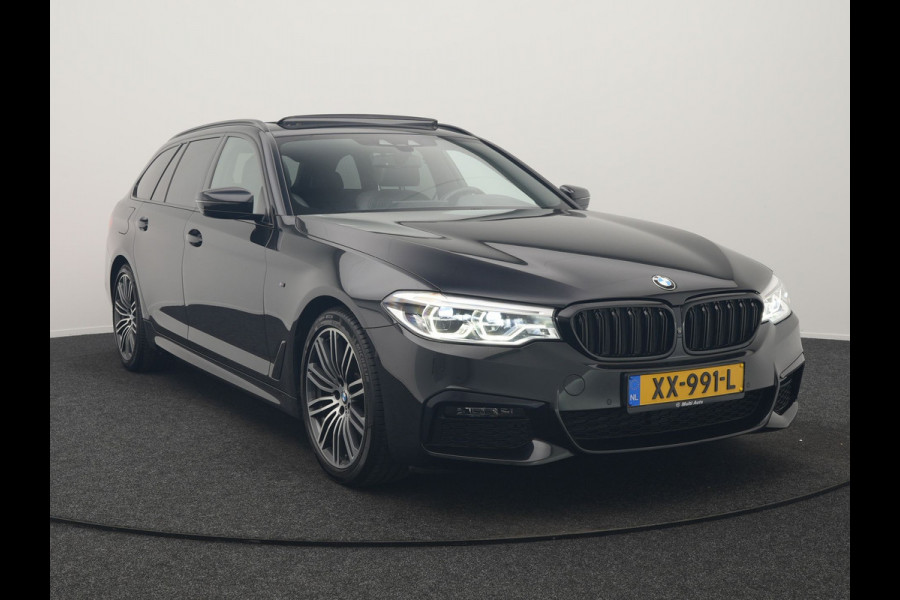 BMW 5 Serie Touring 520i M Sport 184pk Dealer O.H. | Panodak | Head Up | 360 Camera | Lederen Comfortzetels Memory & Verwarmd | Sfeerverlichting | Blis | Apple Carplay | Stuur Verwarmd | Adaptive LED | Navigatie | DAB | 19"L.M |