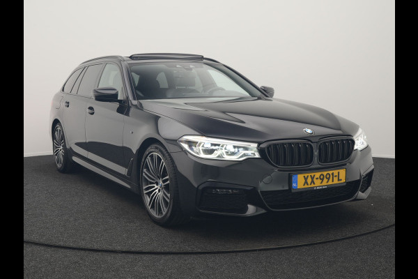 BMW 5 Serie Touring 520i M Sport 184pk Dealer O.H. | Panodak | Head Up | 360 Camera | Lederen Comfortzetels Memory & Verwarmd | Sfeerverlichting | Blis | Apple Carplay | Stuur Verwarmd | Adaptive LED | Navigatie | DAB | 19"L.M |