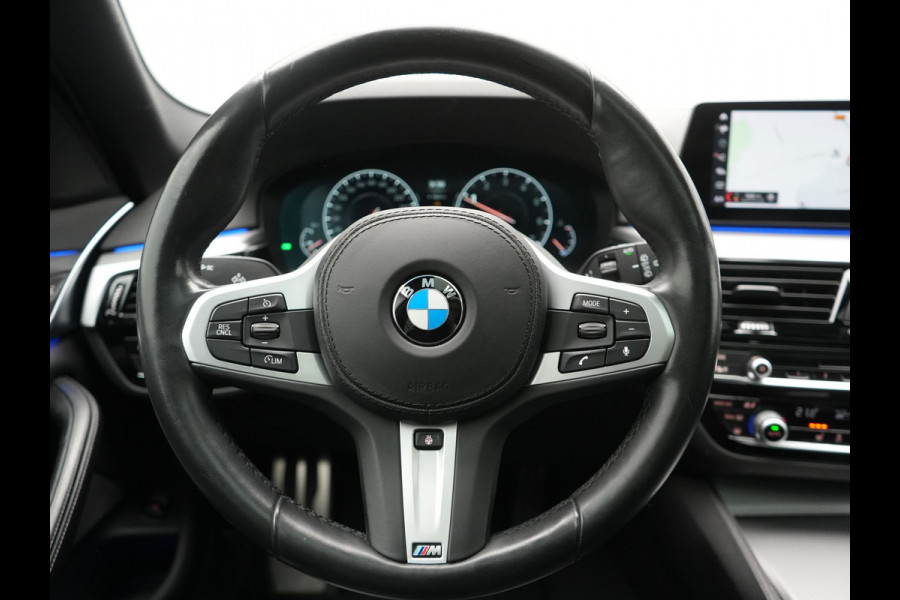 BMW 5 Serie Touring 520i M Sport 184pk Dealer O.H. | Panodak | Head Up | 360 Camera | Lederen Comfortzetels Memory & Verwarmd | Sfeerverlichting | Blis | Apple Carplay | Stuur Verwarmd | Adaptive LED | Navigatie | DAB | 19"L.M |