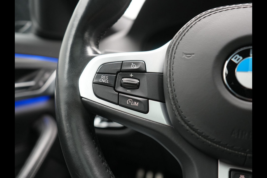 BMW 5 Serie Touring 520i M Sport 184pk Dealer O.H. | Panodak | Head Up | 360 Camera | Lederen Comfortzetels Memory & Verwarmd | Sfeerverlichting | Blis | Apple Carplay | Stuur Verwarmd | Adaptive LED | Navigatie | DAB | 19"L.M |