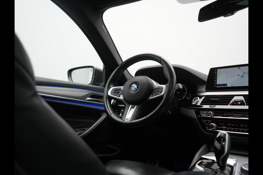 BMW 5 Serie Touring 520i M Sport 184pk Dealer O.H. | Panodak | Head Up | 360 Camera | Lederen Comfortzetels Memory & Verwarmd | Sfeerverlichting | Blis | Apple Carplay | Stuur Verwarmd | Adaptive LED | Navigatie | DAB | 19"L.M |