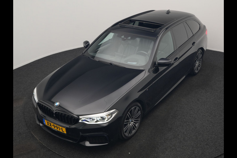 BMW 5 Serie Touring 520i M Sport 184pk Dealer O.H. | Panodak | Head Up | 360 Camera | Lederen Comfortzetels Memory & Verwarmd | Sfeerverlichting | Blis | Apple Carplay | Stuur Verwarmd | Adaptive LED | Navigatie | DAB | 19"L.M |