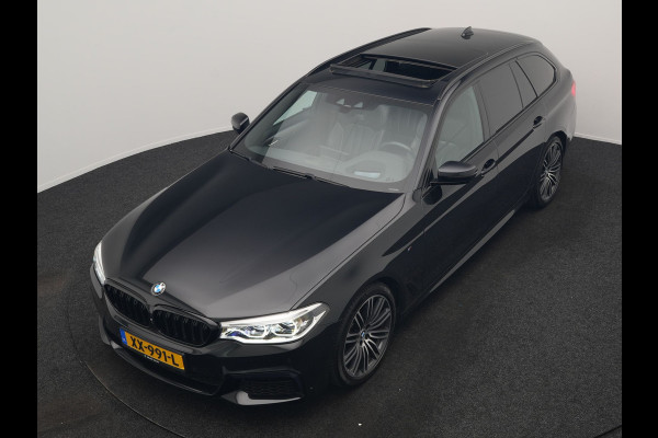BMW 5 Serie Touring 520i M Sport 184pk Dealer O.H. | Panodak | Head Up | 360 Camera | Lederen Comfortzetels Memory & Verwarmd | Sfeerverlichting | Blis | Apple Carplay | Stuur Verwarmd | Adaptive LED | Navigatie | DAB | 19"L.M |