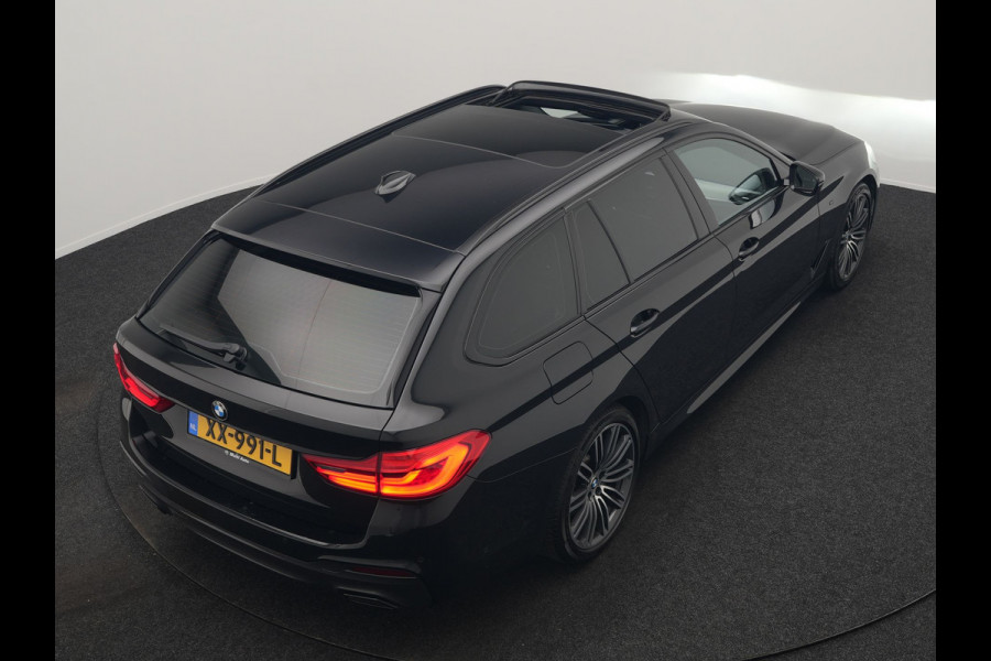 BMW 5 Serie Touring 520i M Sport 184pk Dealer O.H. | Panodak | Head Up | 360 Camera | Lederen Comfortzetels Memory & Verwarmd | Sfeerverlichting | Blis | Apple Carplay | Stuur Verwarmd | Adaptive LED | Navigatie | DAB | 19"L.M |