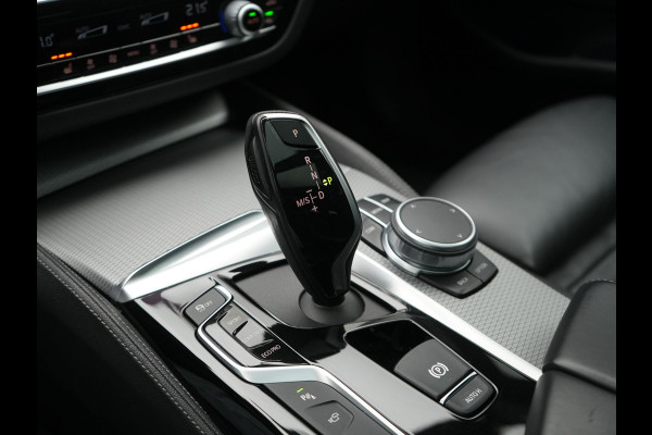 BMW 5 Serie Touring 520i M Sport 184pk Dealer O.H. | Panodak | Head Up | 360 Camera | Lederen Comfortzetels Memory & Verwarmd | Sfeerverlichting | Blis | Apple Carplay | Stuur Verwarmd | Adaptive LED | Navigatie | DAB | 19"L.M |