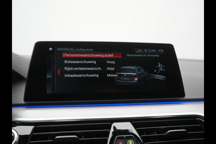 BMW 5 Serie Touring 520i M Sport 184pk Dealer O.H. | Panodak | Head Up | 360 Camera | Lederen Comfortzetels Memory & Verwarmd | Sfeerverlichting | Blis | Apple Carplay | Stuur Verwarmd | Adaptive LED | Navigatie | DAB | 19"L.M |