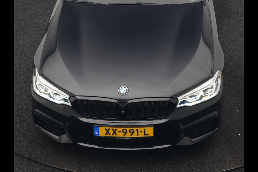 BMW 5 Serie Touring 520i M Sport 184pk Dealer O.H. | Panodak | Head Up | 360 Camera | Lederen Comfortzetels Memory & Verwarmd | Sfeerverlichting | Blis | Apple Carplay | Stuur Verwarmd | Adaptive LED | Navigatie | DAB | 19"L.M |