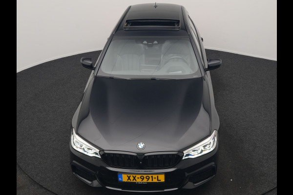 BMW 5 Serie Touring 520i M Sport 184pk Dealer O.H. | Panodak | Head Up | 360 Camera | Lederen Comfortzetels Memory & Verwarmd | Sfeerverlichting | Blis | Apple Carplay | Stuur Verwarmd | Adaptive LED | Navigatie | DAB | 19"L.M |