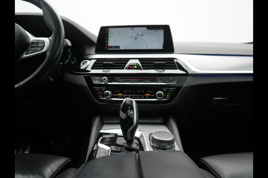 BMW 5 Serie Touring 520i M Sport 184pk Dealer O.H. | Panodak | Head Up | 360 Camera | Lederen Comfortzetels Memory & Verwarmd | Sfeerverlichting | Blis | Apple Carplay | Stuur Verwarmd | Adaptive LED | Navigatie | DAB | 19"L.M |