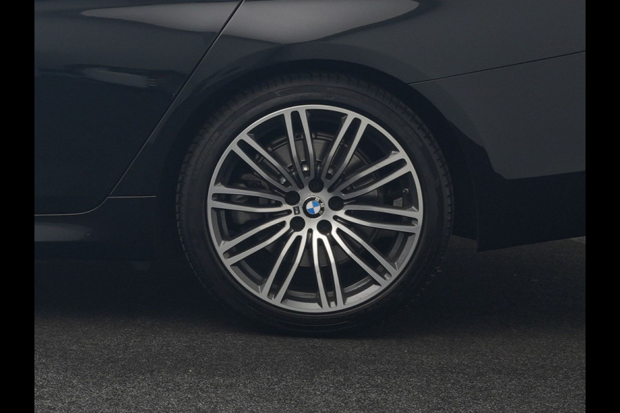 BMW 5 Serie Touring 520i M Sport 184pk Dealer O.H. | Panodak | Head Up | 360 Camera | Lederen Comfortzetels Memory & Verwarmd | Sfeerverlichting | Blis | Apple Carplay | Stuur Verwarmd | Adaptive LED | Navigatie | DAB | 19"L.M |