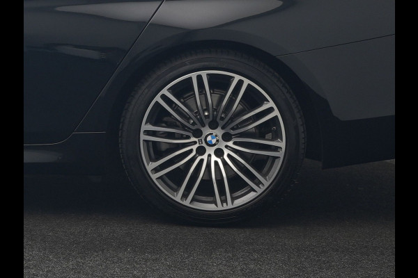 BMW 5 Serie Touring 520i M Sport 184pk Dealer O.H. | Panodak | Head Up | 360 Camera | Lederen Comfortzetels Memory & Verwarmd | Sfeerverlichting | Blis | Apple Carplay | Stuur Verwarmd | Adaptive LED | Navigatie | DAB | 19"L.M |