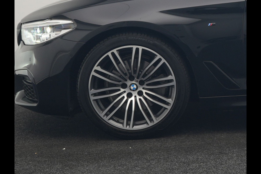 BMW 5 Serie Touring 520i M Sport 184pk Dealer O.H. | Panodak | Head Up | 360 Camera | Lederen Comfortzetels Memory & Verwarmd | Sfeerverlichting | Blis | Apple Carplay | Stuur Verwarmd | Adaptive LED | Navigatie | DAB | 19"L.M |