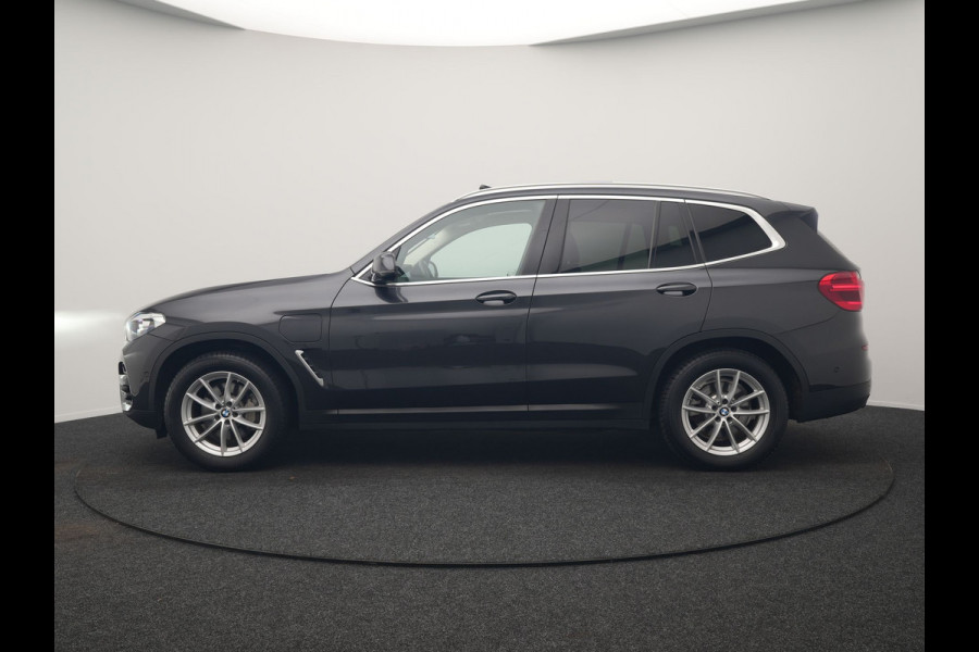 BMW X3 xDrive30e Advantage PHEV 293pk Dealer O.H. | Panodak | Adaptive Cruise | Camera | Harman / Kardon | Sportstoelen Verwarmd | Sfeerverlichting | Blis | Apple Carplay | Navigatie | DAB | Plug In Hybrid |