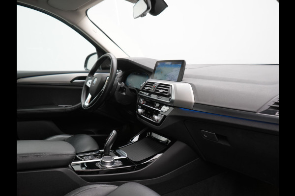 BMW X3 xDrive30e Advantage PHEV 293pk Dealer O.H. | Panodak | Adaptive Cruise | Camera | Harman / Kardon | Sportstoelen Verwarmd | Sfeerverlichting | Blis | Apple Carplay | Navigatie | DAB | Plug In Hybrid |