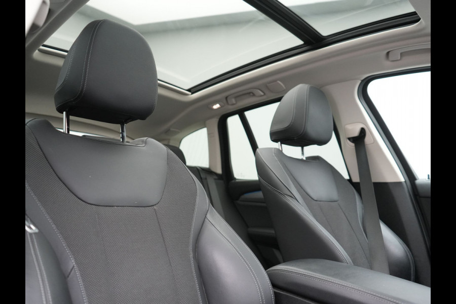 BMW X3 xDrive30e Advantage PHEV 293pk Dealer O.H. | Panodak | Adaptive Cruise | Camera | Harman / Kardon | Sportstoelen Verwarmd | Sfeerverlichting | Blis | Apple Carplay | Navigatie | DAB | Plug In Hybrid |