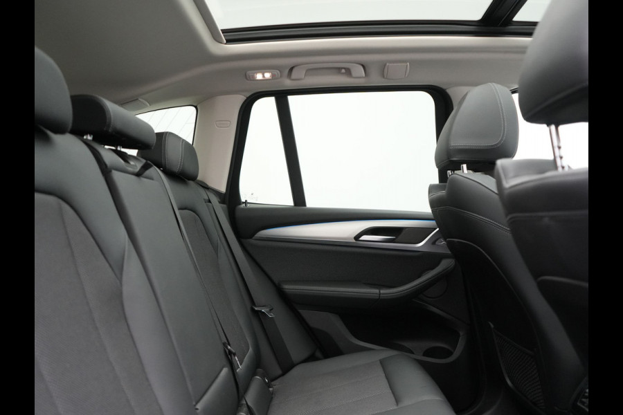 BMW X3 xDrive30e Advantage PHEV 293pk Dealer O.H. | Panodak | Adaptive Cruise | Camera | Harman / Kardon | Sportstoelen Verwarmd | Sfeerverlichting | Blis | Apple Carplay | Navigatie | DAB | Plug In Hybrid |