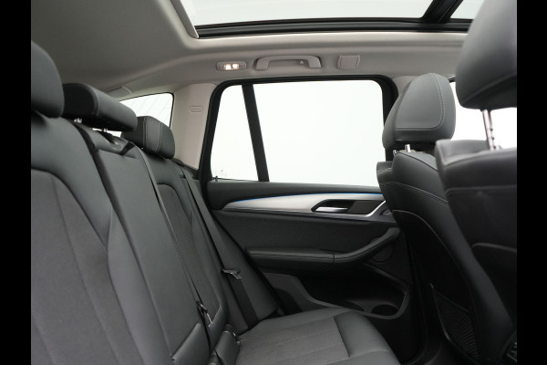BMW X3 xDrive30e Advantage PHEV 293pk Dealer O.H. | Panodak | Adaptive Cruise | Camera | Harman / Kardon | Sportstoelen Verwarmd | Sfeerverlichting | Blis | Apple Carplay | Navigatie | DAB | Plug In Hybrid |