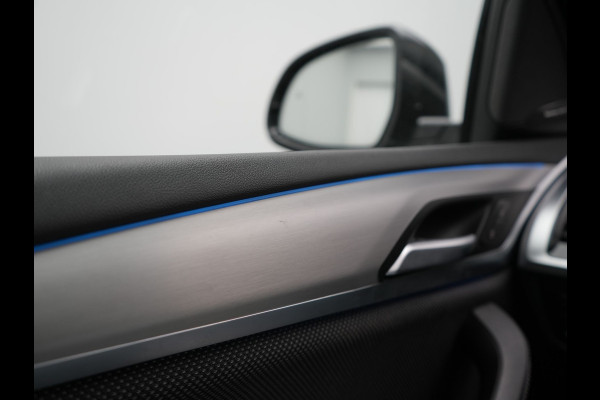 BMW X3 xDrive30e Advantage PHEV 293pk Dealer O.H. | Panodak | Adaptive Cruise | Camera | Harman / Kardon | Sportstoelen Verwarmd | Sfeerverlichting | Blis | Apple Carplay | Navigatie | DAB | Plug In Hybrid |