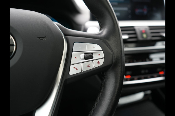 BMW X3 xDrive30e Advantage PHEV 293pk Dealer O.H. | Panodak | Adaptive Cruise | Camera | Harman / Kardon | Sportstoelen Verwarmd | Sfeerverlichting | Blis | Apple Carplay | Navigatie | DAB | Plug In Hybrid |