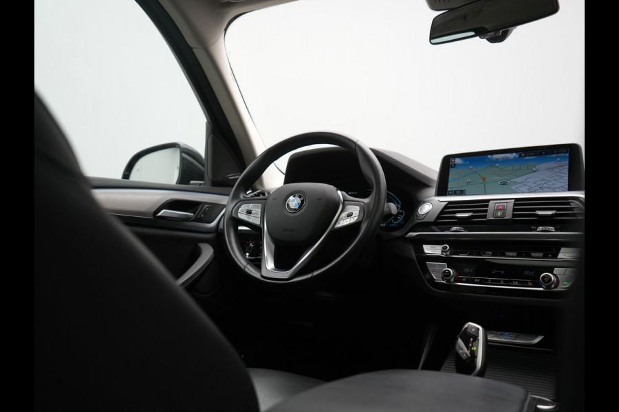 BMW X3 xDrive30e Advantage PHEV 293pk Dealer O.H. | Panodak | Adaptive Cruise | Camera | Harman / Kardon | Sportstoelen Verwarmd | Sfeerverlichting | Blis | Apple Carplay | Navigatie | DAB | Plug In Hybrid |