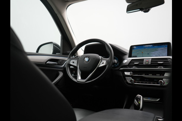BMW X3 xDrive30e Advantage PHEV 293pk Dealer O.H. | Panodak | Adaptive Cruise | Camera | Harman / Kardon | Sportstoelen Verwarmd | Sfeerverlichting | Blis | Apple Carplay | Navigatie | DAB | Plug In Hybrid |