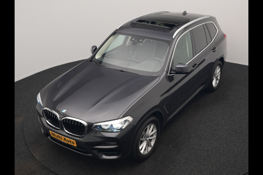 BMW X3 xDrive30e Advantage PHEV 293pk Dealer O.H. | Panodak | Adaptive Cruise | Camera | Harman / Kardon | Sportstoelen Verwarmd | Sfeerverlichting | Blis | Apple Carplay | Navigatie | DAB | Plug In Hybrid |
