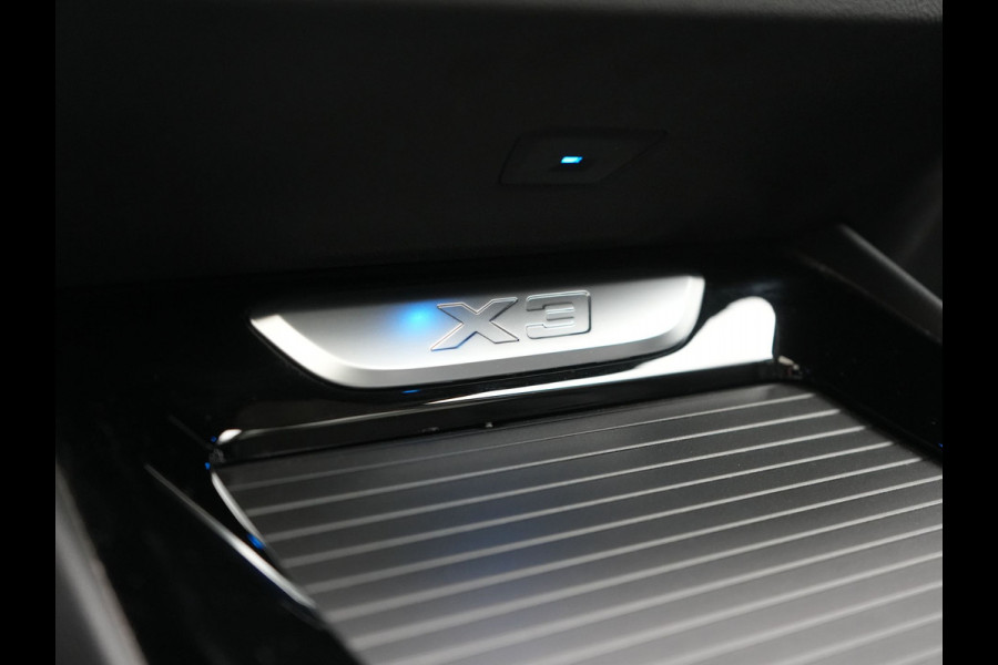BMW X3 xDrive30e Advantage PHEV 293pk Dealer O.H. | Panodak | Adaptive Cruise | Camera | Harman / Kardon | Sportstoelen Verwarmd | Sfeerverlichting | Blis | Apple Carplay | Navigatie | DAB | Plug In Hybrid |