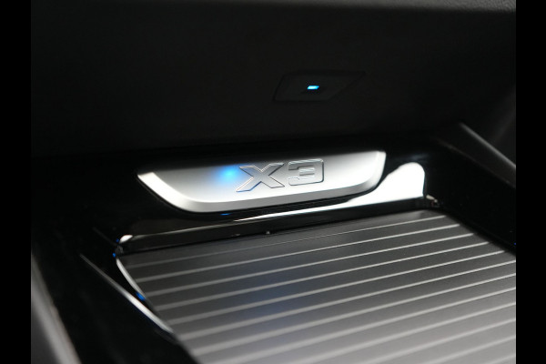 BMW X3 xDrive30e Advantage PHEV 293pk Dealer O.H. | Panodak | Adaptive Cruise | Camera | Harman / Kardon | Sportstoelen Verwarmd | Sfeerverlichting | Blis | Apple Carplay | Navigatie | DAB | Plug In Hybrid |