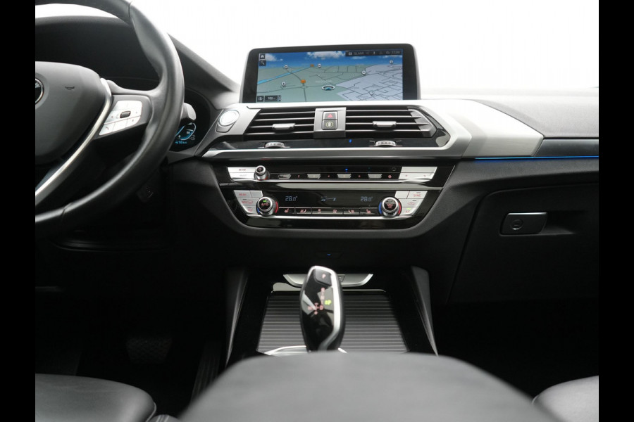 BMW X3 xDrive30e Advantage PHEV 293pk Dealer O.H. | Panodak | Adaptive Cruise | Camera | Harman / Kardon | Sportstoelen Verwarmd | Sfeerverlichting | Blis | Apple Carplay | Navigatie | DAB | Plug In Hybrid |