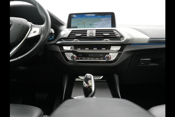 BMW X3 xDrive30e Advantage PHEV 293pk Dealer O.H. | Panodak | Adaptive Cruise | Camera | Harman / Kardon | Sportstoelen Verwarmd | Sfeerverlichting | Blis | Apple Carplay | Navigatie | DAB | Plug In Hybrid |
