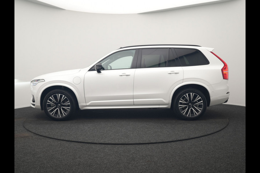 Volvo XC90 T8 AWD Plus Dark 7 Persoons LONG RANGE PHEV 455pk Dealer O.H. | Trekhaak Af Fabriek | Luchtvering | Panodak | Adaptive Cruise | 360 Camera | Harman / Kardon | Lederen Sportstoelen Memory & Ventilatie | Stuur Verwarmd | Keyless | Blis | 20"L.M | Plug In Hybrid |