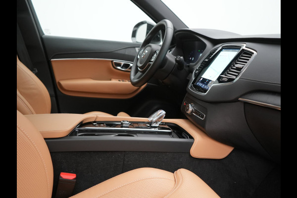 Volvo XC90 T8 AWD Plus Dark 7 Persoons LONG RANGE PHEV 455pk Dealer O.H. | Trekhaak Af Fabriek | Luchtvering | Panodak | Adaptive Cruise | 360 Camera | Harman / Kardon | Lederen Sportstoelen Memory & Ventilatie | Stuur Verwarmd | Keyless | Blis | 20"L.M | Plug In Hybrid |
