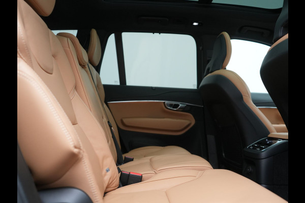 Volvo XC90 T8 AWD Plus Dark 7 Persoons LONG RANGE PHEV 455pk Dealer O.H. | Trekhaak Af Fabriek | Luchtvering | Panodak | Adaptive Cruise | 360 Camera | Harman / Kardon | Lederen Sportstoelen Memory & Ventilatie | Stuur Verwarmd | Keyless | Blis | 20"L.M | Plug In Hybrid |