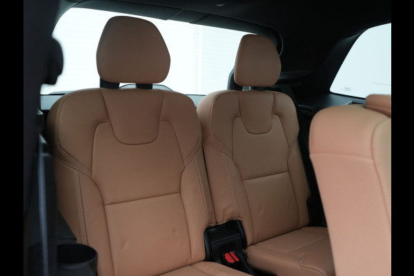 Volvo XC90 T8 AWD Plus Dark 7 Persoons LONG RANGE PHEV 455pk Dealer O.H. | Trekhaak Af Fabriek | Luchtvering | Panodak | Adaptive Cruise | 360 Camera | Harman / Kardon | Lederen Sportstoelen Memory & Ventilatie | Stuur Verwarmd | Keyless | Blis | 20"L.M | Plug In Hybrid |