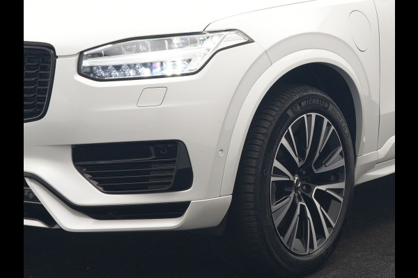 Volvo XC90 T8 AWD Plus Dark 7 Persoons LONG RANGE PHEV 455pk Dealer O.H. | Trekhaak Af Fabriek | Luchtvering | Panodak | Adaptive Cruise | 360 Camera | Harman / Kardon | Lederen Sportstoelen Memory & Ventilatie | Stuur Verwarmd | Keyless | Blis | 20"L.M | Plug In Hybrid |