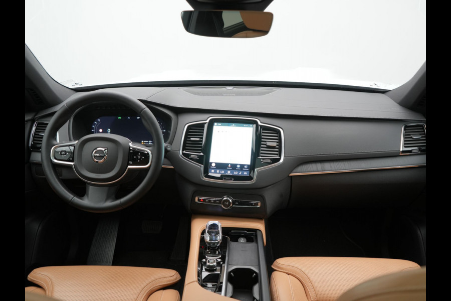 Volvo XC90 T8 AWD Plus Dark 7 Persoons LONG RANGE PHEV 455pk Dealer O.H. | Trekhaak Af Fabriek | Luchtvering | Panodak | Adaptive Cruise | 360 Camera | Harman / Kardon | Lederen Sportstoelen Memory & Ventilatie | Stuur Verwarmd | Keyless | Blis | 20"L.M | Plug In Hybrid |