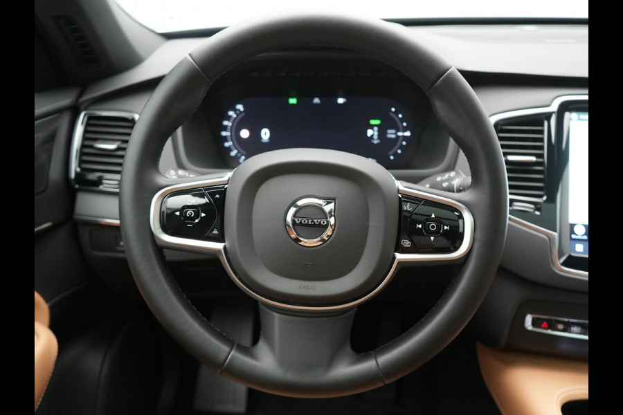 Volvo XC90 T8 AWD Plus Dark 7 Persoons LONG RANGE PHEV 455pk Dealer O.H. | Trekhaak Af Fabriek | Luchtvering | Panodak | Adaptive Cruise | 360 Camera | Harman / Kardon | Lederen Sportstoelen Memory & Ventilatie | Stuur Verwarmd | Keyless | Blis | 20"L.M | Plug In Hybrid |