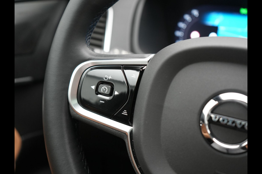 Volvo XC90 T8 AWD Plus Dark 7 Persoons LONG RANGE PHEV 455pk Dealer O.H. | Trekhaak Af Fabriek | Luchtvering | Panodak | Adaptive Cruise | 360 Camera | Harman / Kardon | Lederen Sportstoelen Memory & Ventilatie | Stuur Verwarmd | Keyless | Blis | 20"L.M | Plug In Hybrid |