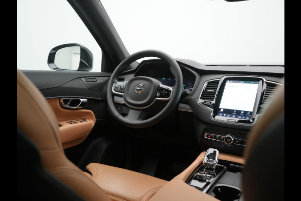 Volvo XC90 T8 AWD Plus Dark 7 Persoons LONG RANGE PHEV 455pk Dealer O.H. | Trekhaak Af Fabriek | Luchtvering | Panodak | Adaptive Cruise | 360 Camera | Harman / Kardon | Lederen Sportstoelen Memory & Ventilatie | Stuur Verwarmd | Keyless | Blis | 20"L.M | Plug In Hybrid |