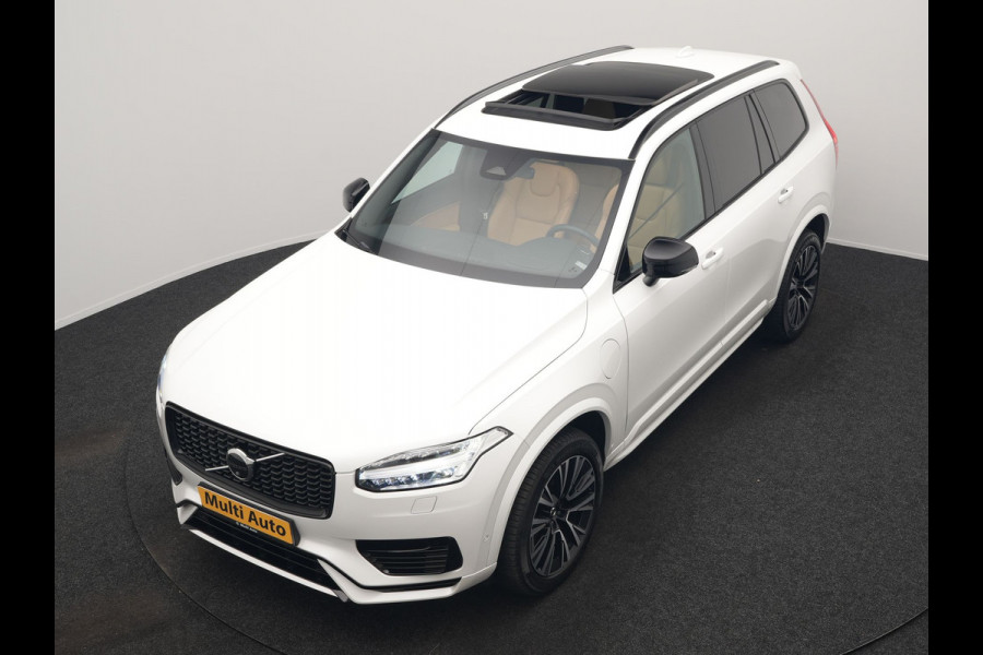 Volvo XC90 T8 AWD Plus Dark 7 Persoons LONG RANGE PHEV 455pk Dealer O.H. | Trekhaak Af Fabriek | Luchtvering | Panodak | Adaptive Cruise | 360 Camera | Harman / Kardon | Lederen Sportstoelen Memory & Ventilatie | Stuur Verwarmd | Keyless | Blis | 20"L.M | Plug In Hybrid |