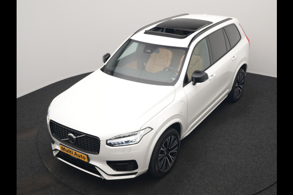 Volvo XC90 T8 AWD Plus Dark 7 Persoons LONG RANGE PHEV 455pk Dealer O.H. | Trekhaak Af Fabriek | Luchtvering | Panodak | Adaptive Cruise | 360 Camera | Harman / Kardon | Lederen Sportstoelen Memory & Ventilatie | Stuur Verwarmd | Keyless | Blis | 20"L.M | Plug In Hybrid |