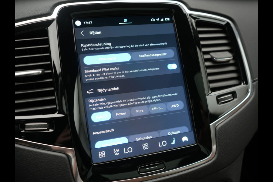 Volvo XC90 T8 AWD Plus Dark 7 Persoons LONG RANGE PHEV 455pk Dealer O.H. | Trekhaak Af Fabriek | Luchtvering | Panodak | Adaptive Cruise | 360 Camera | Harman / Kardon | Lederen Sportstoelen Memory & Ventilatie | Stuur Verwarmd | Keyless | Blis | 20"L.M | Plug In Hybrid |