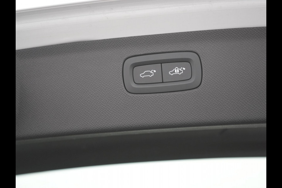 Volvo XC90 T8 AWD Plus Dark 7 Persoons LONG RANGE PHEV 455pk Dealer O.H. | Trekhaak Af Fabriek | Luchtvering | Panodak | Adaptive Cruise | 360 Camera | Harman / Kardon | Lederen Sportstoelen Memory & Ventilatie | Stuur Verwarmd | Keyless | Blis | 20"L.M | Plug In Hybrid |