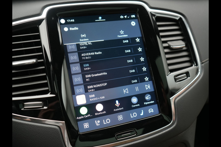 Volvo XC90 T8 AWD Plus Dark 7 Persoons LONG RANGE PHEV 455pk Dealer O.H. | Trekhaak Af Fabriek | Luchtvering | Panodak | Adaptive Cruise | 360 Camera | Harman / Kardon | Lederen Sportstoelen Memory & Ventilatie | Stuur Verwarmd | Keyless | Blis | 20"L.M | Plug In Hybrid |