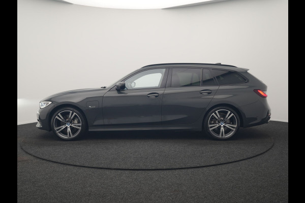 BMW 3 Serie Touring 330e Sportline PHEV 293pk Dealer O.H. | Dravitgrau | Trekhaak Af Fabriek | Adaptive Cruise | Laser LED | Head Up | Adaptief Onderstel | Camera | Sportstoelen Verwarmd | Sfeerverlichting | Keyless | Blis | Apple Carplay | 19"L.M | Plug In Hybrid |