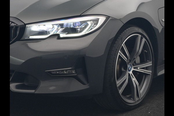 BMW 3 Serie Touring 330e Sportline PHEV 293pk Dealer O.H. | Dravitgrau | Trekhaak Af Fabriek | Adaptive Cruise | Laser LED | Head Up | Adaptief Onderstel | Camera | Sportstoelen Verwarmd | Sfeerverlichting | Keyless | Blis | Apple Carplay | 19"L.M | Plug In Hybrid |