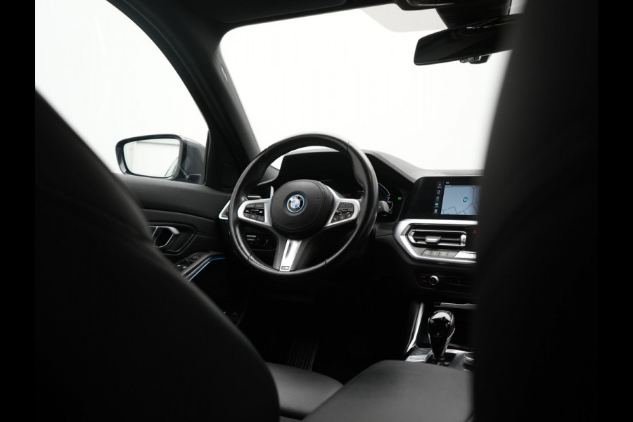 BMW 3 Serie Touring 330e Sportline PHEV 293pk Dealer O.H. | Dravitgrau | Trekhaak Af Fabriek | Adaptive Cruise | Laser LED | Head Up | Adaptief Onderstel | Camera | Sportstoelen Verwarmd | Sfeerverlichting | Keyless | Blis | Apple Carplay | 19"L.M | Plug In Hybrid |