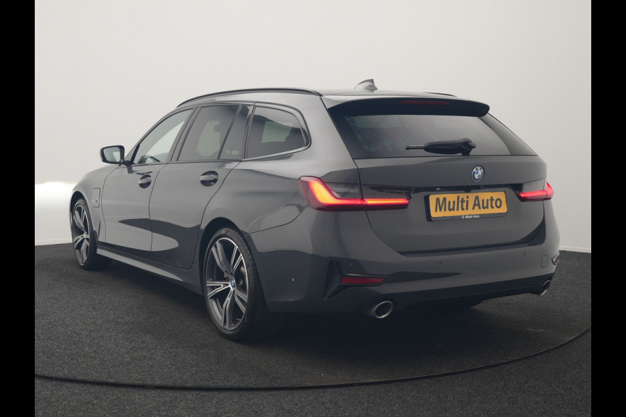 BMW 3 Serie Touring 330e Sportline PHEV 293pk Dealer O.H. | Dravitgrau | Trekhaak Af Fabriek | Adaptive Cruise | Laser LED | Head Up | Adaptief Onderstel | Camera | Sportstoelen Verwarmd | Sfeerverlichting | Keyless | Blis | Apple Carplay | 19"L.M | Plug In Hybrid |